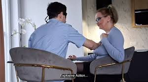 彼女はホットな教授です...そして彼は恥ずかしがり屋の処女です