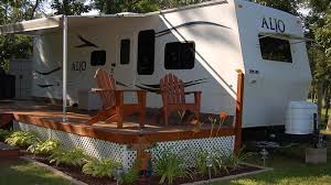 Once all four jacks are down, use your carpenter's level to determine how each stabilizer jack needs to be adjusted. How To Level A Travel Trailer On A Permanent Site Rv Hometown