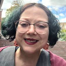 Should I use a screen or stone for pizza cooking?