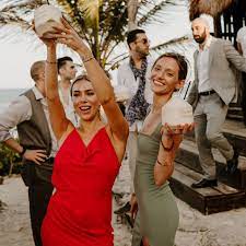 Discover the best ethical and sustainable wedding dresses to match your marriage to your morals on your special day. Grhkwlpuvspyjm