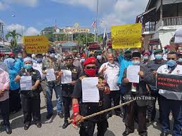 Presiden pertubuhan martabat jalinan muhibbah (mjmm) abdul rani kulup abdullah menyifatkan jabatan kemajuan agama islam (jakim) sebagai lemah sehingga membiarkan. Durian Orchard Standoff 30 Reports Lodged Over Land Encroachment
