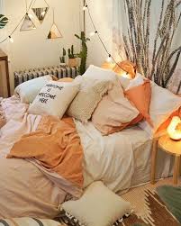 Quarto De Dormir Com Tons De Laranja Urbanoutfitters Laranja Corlaranja Quarto Quartodedormir Quartodecasal D Dorm Room Walls Comfortable Bedroom Room