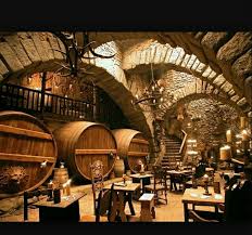 Room For A Pair Of Dragons Could Be A Design For A More Casual Dining Hall Avec Images Cave A Vin Taverne Maison Dessin