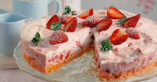 Erdbeer Eistorte Schnell Und Lecker Meine Familie Ich Europas Grosstes Foodmagazin Rezept Eistorte Erdbeer Eistorte Lebensmittel Essen