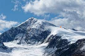 Similaun is the dominating mountain nearby and therefor. Similaun Hochtour Von Vent Otztaler Alpen Tourentipp Com