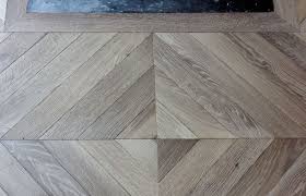 parquet point de hongrie en chene gris lessive parquet bois deco porte interieure plancher