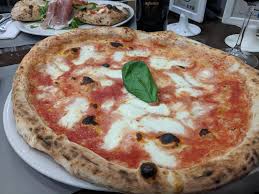 Authentic italian food is always at your fingertips when you choose napoli! Pizza Margherita In Napoli Foodporn
