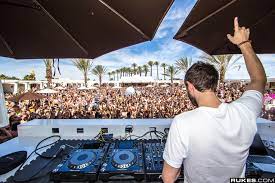 Daylight Beach Club In Mandalay Bay Open Thurs Mon 11am 6pm And Wednesday Nights For Eclipse Text 702 8 Vegas Pool Party Best Pools In Vegas Las Vegas Hotels