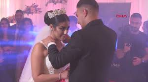 Kaan ayhan 1994 yılında almanya gelsenkirchen şehrinde dünyaya gelmiştir. Kaan Ayhan Dan Muhtesem Dugun Youtube