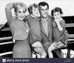 Blumhouse and david gordon green's halloween kills with jamie lee curtis is said to be bigger, badder, and meaner than the first. Janet Leigh Tony Curtis Kelly Jamie Lee Curtis Schauspieler Schauspielerin Mit Kindern 1961 Stockfotografie Alamy