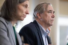 Federal employees unload