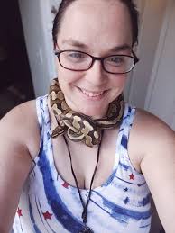 Cuddling with his mom. While waiting for a new home❤️