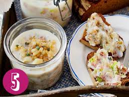 Top 5 Vegetarische Brotaufstriche Die Du Ausprobieren Musst Lecker Vegetarischer Brotaufstrich Brotaufstrich Lebensmittel Essen