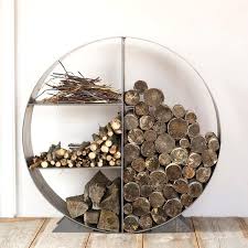 Notre porte bois de cheminée basil au design moderne est non seulement pratique mais aussi il l'étagère de rangement pour bois de chauffage s'intègre facilement dans tous les styles. Rangement Bois De Chauffage Interieur Idees Chics De Support A Buches