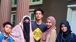 Klarifikasi umi pipik soal berita pernikahannya dengan sunu. 7 Momen Kebersamaan Umi Pipik Dan Keempat Buah Hatinya Selalu Kompak Hot Liputan6 Com