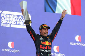 La carrera ha tenido un final alocado, ya que cuando verstappen parecía pilotar hacia un triunfo seguro, su red bull ha sufrido un reventón en el neumático trasero izquierdo y se la oprueba se ha relanzado desde parrilla a falta de dos vueltas: Checo Perez Brilla Y Gana El Gran Premio De Azerbaiyan El Pais Mexico