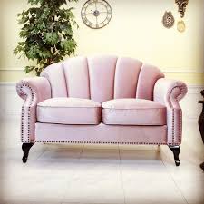 淡いパールカラーのベルベットモデル 貝殻モチーフが愛らしい シェルファ ソファ モダンにもレトロにも合わせられるオリジナルアイテム アンティーク家具のエントリーモデルにオススメ 映画の中の主人公になれる ダブルソファvs2f221k お買い物は画像をタップ