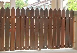 Tampilan pagar tampak selaras dengan bangunan pagar minimalis yang terihat elegan, warna kayu cokelat khas dan disususn secara horizontal dengan apik. 15 Desain Pagar Kayu Minimalis Modern Kayu Solid Murah