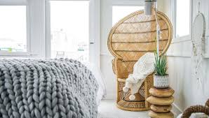 Interior Designer Genevieve Gorder Transforms Seattle Houseboat For Netflix Series Stay Here Gra House Boat Scandinavian Design Living Room Houseboat Living