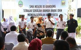 Ramah ≈ ramah lingkungan, ramah anak, ramah pelanggan, ramah orang tua. Sman 10 Bandung Contoh Sekolah Ramah Anak