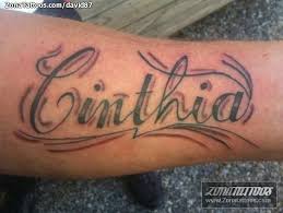 Tatuar, es importante que todo tatuador tenga nociones de dibujo y de diseño. Tatuaje De Nombres Cinthya Letras