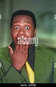 PA NEWS PHOTO 1/8/98 HENRY DENT-BROCKLEHURST ET SA FEMME LILI MALTAIS  POSENT POUR LES CAMÉRAS LORS DU LANCEMENT D'UNE EXPOSITION PRÉSENTANT DES  OBJETS DE LEUR MARIAGE