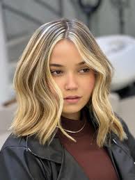 Ontem tive o privilégio de atender uma profissional da beleza, uma  cabeleireira que confiou em minhas mãos para transformar seu visual com um  moreno iluminado cheio de elegância e naturalidade. Gratidão pela