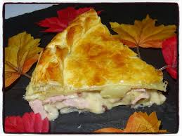 Laver, et éplucher les pommes de terre, les couper en quatre dans le sens de la longueur et découper de fines lamelles. Tourte Pommes De Terre Comte Recettes Faciles Les Gateaux De Steph