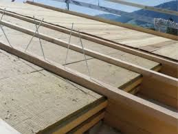 Il n'y a pas de problème particulier à associer un isolant en fibre de bois et une laine de verre pour l'isolation de rampants de combles. Isolation En Fibre De Bois De La Toiture Par L Exterieur