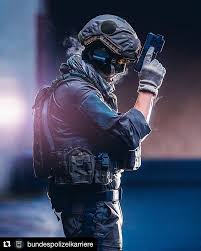 Repost Bundespolizeikarriere Psa Bpol Ein Beamter Des Personenschutzes Konzentriert Sich Auf Military Special Forces Army Wallpaper Military Wallpaper