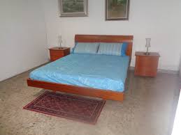 E quindi avremo deciso di dipingere solo la parete dietro il letto, lasciando le altre bianche,in realtà solo 2 perchè quela fronte letto è completamente coperta dall'armadio. Letto Con Comodini Classico Con Gambe Modello Gallo Gallo A Prezzo Ribassato Laminato Ciliegio