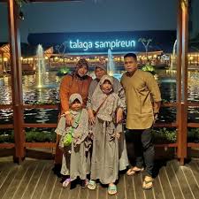 Markis kido meninggal dunia diduga karena mengalami serangan jantung ketika sedang bermain bulu tangkis. Hq1kudzbbtaevm