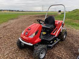 Der efco allrad hochgrasmäher tuareg 92 4x4 evo ist ein absolutes kraftpaket mit 12,3 kw/ 16,7 ps, das auch durch sein formschönes design besticht. Herkules Hxt 923 Awd Hochgrasmaher Mit Video Beleuchtung Landwirt Com