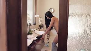 Espiando a su sobrina quitarse la ropa: menudo culo tiene