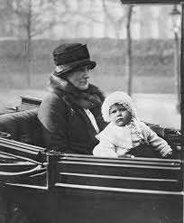 Princess Elizabeth Queen Elizabeth Ii And Her Nanny London 1927 Rainha Elizabeth Rainha Elizabeth Ii Familias Reais