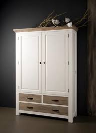 Finden sie für jedes zimmer die richtige einrichtung egal ob schlafzimmer küche oder luca eleganter kleiderschrank im landhausstil 5 türig vielseitiger drehtürenschrank mit drei spiegeltüren in pinie weiß trüffel 241 x 212 x 62 cm b h t 4 3 von. Kleiderschrank Landhaus Weiss Schrank Landhausstil Bei Mobelhaus Hamburg