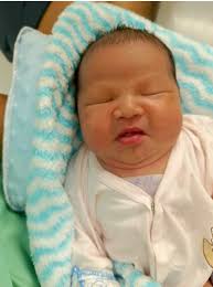 សំនួរសួរថា មើលអូនហើយ សើចអត់😁😘😘 អរគុណគុណ ម៉ែ គុណគ្រួសារ គុណពេទ្យ នឹង  បរិស្ថានដ៏សែន មនោរម្យ ម៉ាក់យាយដាក់ រហ័សនាមអូនថា😍🙏🙏