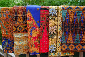 Tulisan ini terpicu dari kondangan terakhir minggu lalu. Pesona Kain Tradisional Indonesia Yang Indah Dan Menawan
