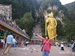 Projek bertajuk 'kajian terhadap pengurusan perayaan thaipusam di kuil thanneermalai, penang' telah disediakan oleh tangamalar alp manickam dan telah diserahkan kepada fakulti seni gunaan dan kreatif sebagai memenuhi syarat untuk ijazah sarjana muda seni gunaan dan kreatif dengan kepuj ian (w a59 pengurusan seni). Foto Kuil Hindu Terbesar Di Malaysia