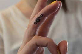 If you are fond of music, or simply, you are into music. 37 Melodic Music Note Tattoo Ideas Sortrature Tatuaje De Notas Tatuajes De Notas Musicales Tatuajes En Los Dedos