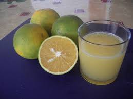 Mayotte De Mai A Aout A Mayotte C Est La Saison Des Oranges Le Village De Mtzamboro Dont L Ilot En Face Est Recouvert D Orangers Fruit Lime Food