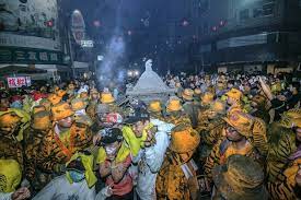 由於信徒最喜歡炸虎爺轎 虎爺轎被炸的薰黑是常有的事圖攝 小尾提供 art painting