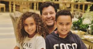 هاني شاكر من عمالقة الفن المصري فهو صاحب صوت رائع و قوي ، أحبه الجمهور لتميزه عن غيره من الفنانين بأسلوبه و اختياره للأغاني ، يذكر أنّ هاني شاكر تعرض لأزمة. Ù‡Ø§Ù†Ù‰ Ø´Ø§ÙƒØ± ÙŠØ­ØªÙÙ„ Ù…Ø¹ Ø£Ø­ÙØ§Ø¯Ù‡ Ù„ÙˆÙ„Ùˆ ÙˆØ¯ÙŠØ¯Ùˆ Ø¨Ø¹ÙŠØ¯ Ù…ÙŠÙ„Ø§Ø¯Ù‡Ù…Ø§ ØµÙˆØ±Ø© Ø§Ù„ÙŠÙˆÙ… Ø§Ù„Ø³Ø§Ø¨Ø¹