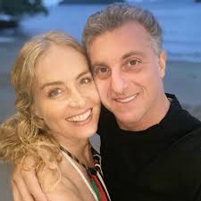 Se tem um artista envolvido em alguma polêmica, é só buscar e surge uma foto da celebridade com o apresentador luciano huck. Carlos Bolsonaro Pode Ter Redes Sociais Derrubadas Fabia Oliveira O Dia