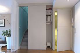 Amenagement Entree Sur Mesure Avec Porte Pour Escalier Placard De Rangement Porte Wc Invisible Et Astucieu Agencement Interieur Claustra Maison Contemporaine