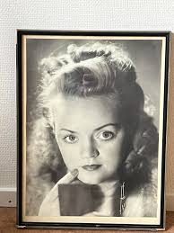 Ive been told that this girl might be Swedish? No signature