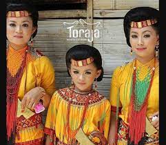 Suku toraja adalah suku yang menetap di pegunungan bagian utara sulawesi selatan, indonesia. Mengenal Keragaman Ciri Khas Baju Adat Toraja Budayawan