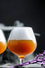Strain into a chilled clear pint glass. Alcoholic Butterbeer Recipe Harry Potter Cocktail Gastronom Cocktails
