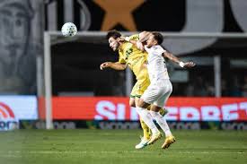 Edina erra feio em expulsão. Mas nem com um jogador a mais, o Santos vence o Mirassol. 1 a 1. Reinaldo toma cusparada na Vila Belmiro