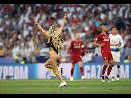 Play had to be temporarily stopped in madrid as the scantily clad model vaulted the advertising boards and made her way across the pitch. Liverpool Vs Tottenham 2 0 Hot Girl Invades Pitch During Champions League Final Youtube